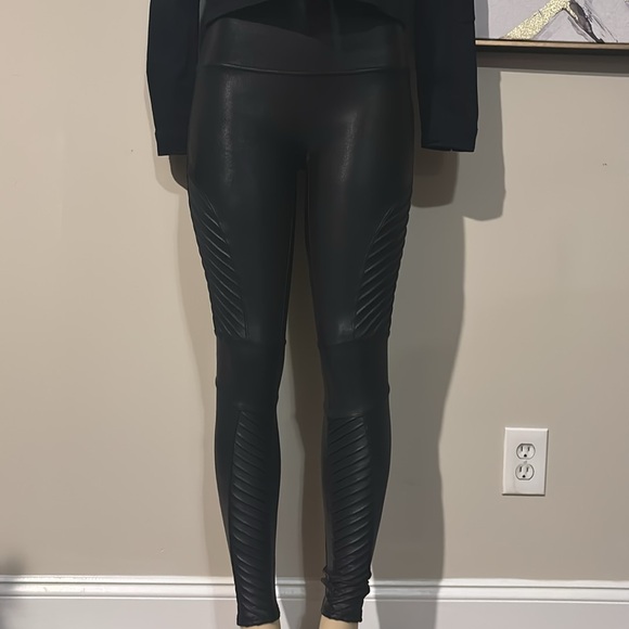 Spanx- Moto Faux Leather Leggings size M - Picture 4 of 9